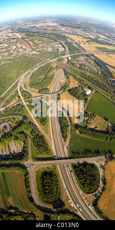 Luftbild, Autobahnkreuz Duisburg Kaiserberg A40 und Autobahnen A3, Ruhr. 2010-Aktion Still-Leben auf der A 40 Stockfoto