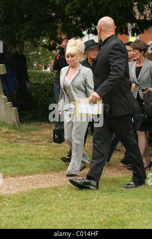 Barbara Windsor die Beerdigung von Komiker Mike Reid nahm Platz heute um die kleine Ostkirche Great Dunmow Essex, England- Stockfoto