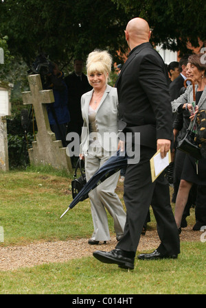 Barbara Windsor die Beerdigung von Komiker Mike Reid nahm Platz heute um die kleine Ostkirche Great Dunmow Essex, England- Stockfoto