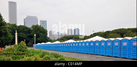 Mobile Toiletten vor der Skyline, Aon Center, während Jon Bon Jovi Konzert, Chicago, Illinois, Vereinigte Staaten von Amerika Stockfoto