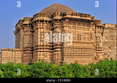 Alten Hindu-Tempel mit Kuppeldach und aufwendigen Schnitzereien an den Außenwänden, Chittorgarh, Rajasthan, Indien, Asien Stockfoto