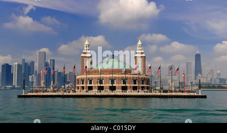 Navy Pier Vergnügungspark gesehen vom Lake Michigan vor der Skyline mit dem John Hancock Center und das Aon-Gebäude Stockfoto