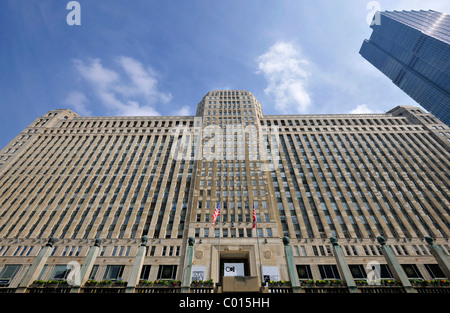 Blick von den Chicago River in Richtung Merchandise Mart oder Merchandise Mart, Trade Center, Art Deco, Loop, Chicago, Illinois Stockfoto