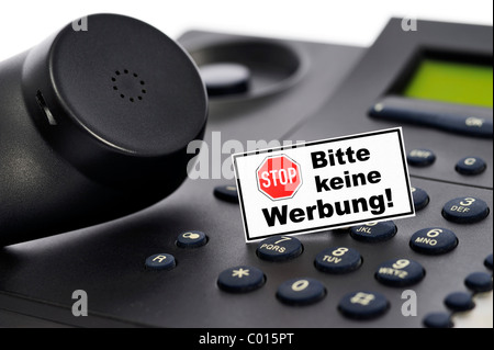 Telefon und Schild "Bitte Keine Werbung" oder bitte, keine Werbung, nicht autorisierte Handy Werbung Stockfoto