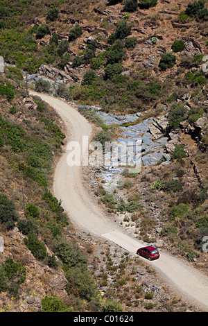 Auto auf Feldweg Cala Joncols Parc Natural de Cap de Creus Emporda Catalunya Spanien Stockfoto