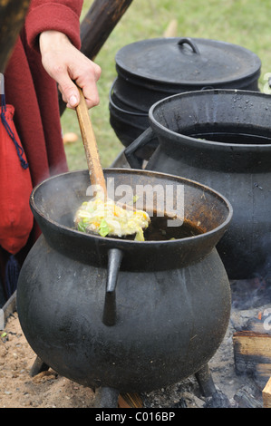 Ein Gemüseeintopf in einem Metalltopf Tradition über offenen Feuer gekocht. Stockfoto