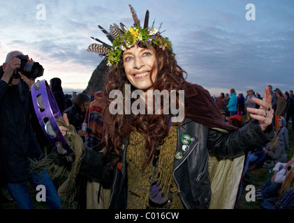 Weibliche Druiden Sommersonnenwende Stonehenge Wiltshire UK Europa Stockfoto