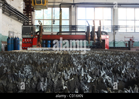 Gas-Schneidemaschine. Details schneidet den Stream des Plasmas (Propan + Sauerstoff) aus einem Blech Stockfoto