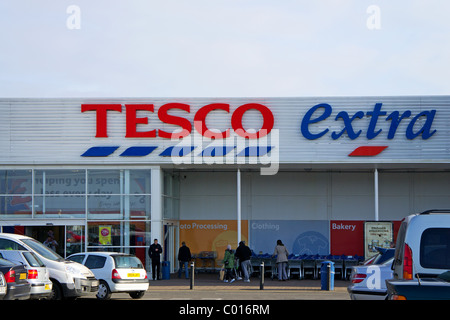 Der Eingang zum Tesco Extra Store in Cornwall, Großbritannien Stockfoto