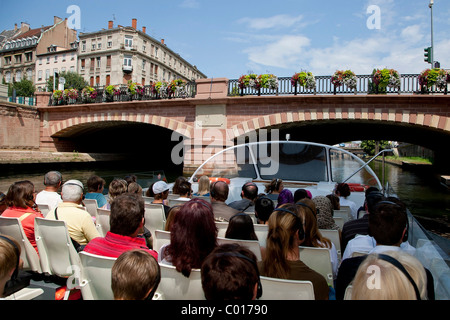 Bootsfahrt entlang des Flusses in Straßburg, Elsass, Frankreich, Europa Stockfoto