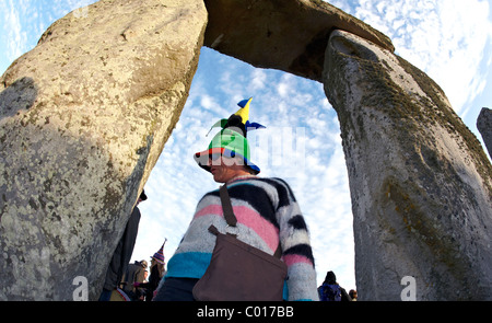 Mann In Hut Sommersonnenwende Stonehenge Wiltshire UK Europa Stockfoto