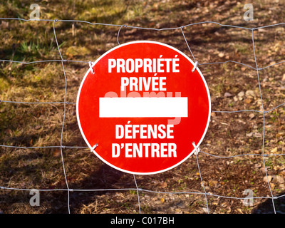 Französische Emaille-Schild "Propriete Privee / Défence d'Entrer"-Frankreich. Stockfoto