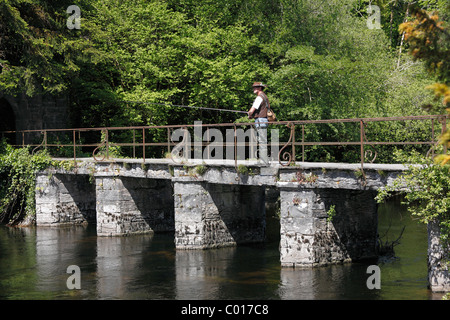 Angler auf einer Brücke, Fluss Cong, Cong, County Mayo und Galway, Connacht, Republik Irland, Europa Stockfoto