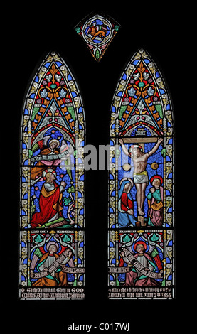 Ein Glasfenster Darstellung der Kreuzigung; St Eata Kirche, Atcham, Shropshire Stockfoto