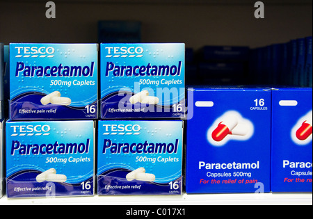 Pakete von "Eigenmarke" Paracetamol Tabletten in einem Tesco Speicher, Uk Stockfoto