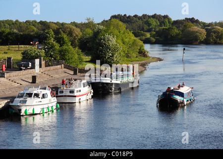 Boote auf dem Shannon River Shannonbridge, County Offaly, Leinster, Irland, Europa Stockfoto