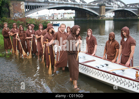 Bruderschaft, die alle männlichen Mönch Gewand tragen Liebe Drachen Boot Team trainieren zu Kate Middleton alle Frauen Schwesternschaft Team Rennen Stockfoto