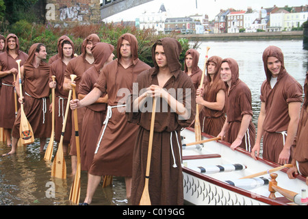 Bruderschaft, die alle männlichen Mönch Gewand tragen Liebe Drachen Boot Team trainieren zu Kate Middleton alle Frauen Schwesternschaft Team Rennen Stockfoto