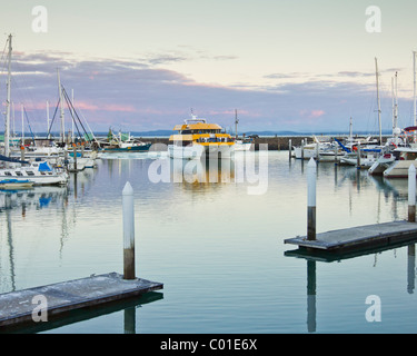 Eingabe Bootshafen in der Abenddämmerung Stockfoto