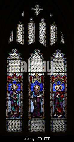 Ein Buntglasfenster mit Apostel James das weniger, Matthäus und Thomas, Schlachtfeld Kirche, Shropshire Stockfoto