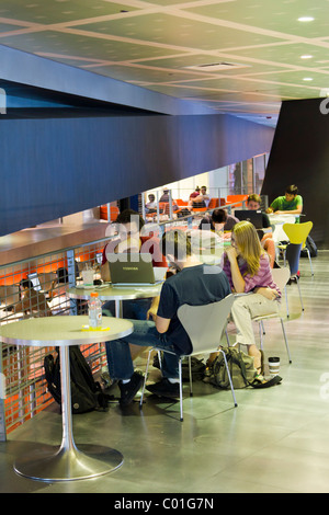 Studenten, die Arbeit am Computer am McCormick Tribune Campus Center, Illinois Institute of Technology in Chicago, USA Stockfoto