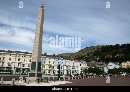 Kriegerdenkmal auf Promenade Llandudno, Conwy, Wales Stockfoto