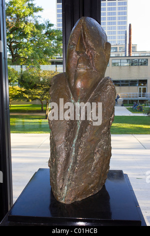 Bronze-Büste von Mies van der Rohe, S. R. Crown Hall, Hochschule für Architektur, Illinois Institute of Technology, Chicago, USA Stockfoto