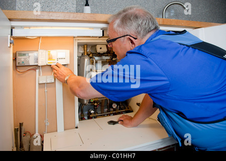 Heizungs- und Sanitär-Techniker testen und Einstellen der Bezirk Heizung Steuerung Stockfoto