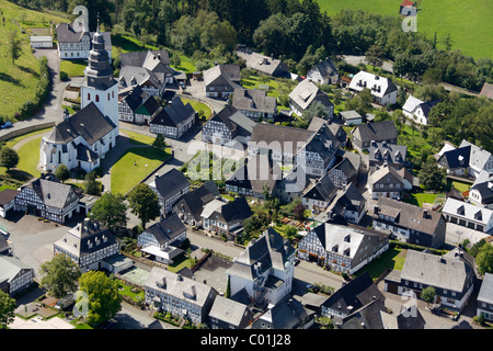 Luftaufnahme, das älteste Dorf der Fachwerkhäuser in Deutschland, Eversberg Dorf in der Nähe von Meschede, Fachwerkhäuser Stockfoto