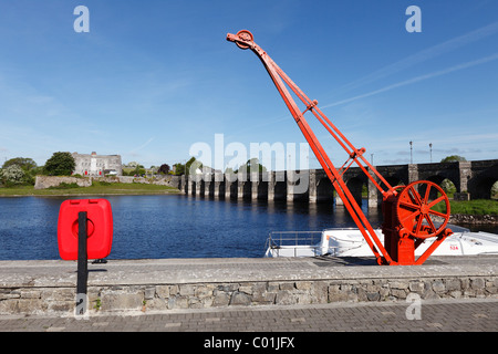 Kran auf einem Steg, alten Forts und alte Brücke über den Fluss Shannon, County Offaly, Shannonbridge und Roscommon, Irland, Europa Stockfoto