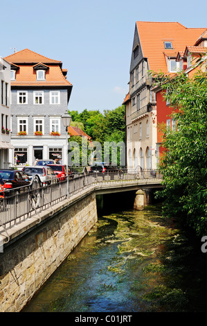 Straße und Fluss Gera in Erfurt, Thüringen, Deutschland, Europa Stockfoto