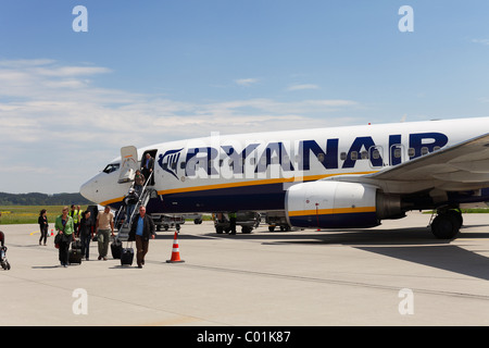 Boeing 737 Flugzeug an die irische Billigfluggesellschaft Ryanair, Memmingen Airport, Bayern, Deutschland, Europa Stockfoto