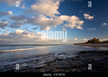 Winter-Sonnenuntergang am Bamburgh Castle Stockfoto