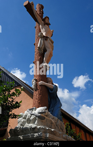 Farbige Kruzifix Skulptur mit Maria, Rue de Jeanne d ' Arc, Ingersheim, Elsass, Frankreich, Europa Stockfoto