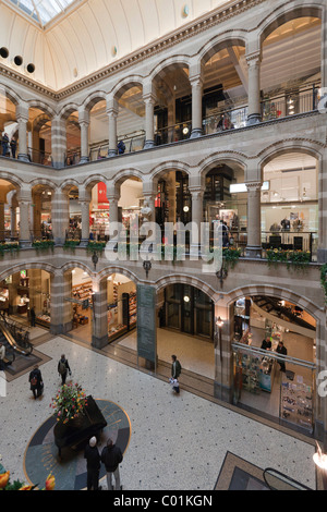 Arkaden im Innenhof des Einkaufszentrum Magna Plaza im ehemaligen Gebäude der Hauptpost Stockfoto