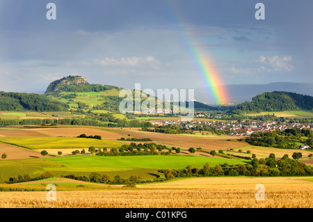 Blick auf Mt. Hohentwiel und ein Regenbogen, Hegau-Region, Landkreis Landkreis Konstanz, Baden-Württemberg, Deutschland, Europa Stockfoto