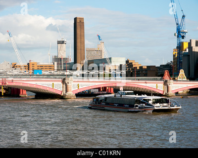 Ansicht der Blackfriars Bridge aus dem nördlichen Ufer der Themse, London, UK Stockfoto