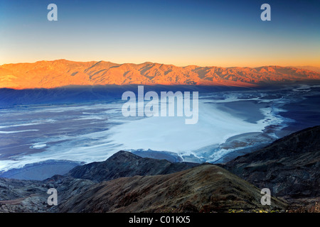 Blick von Dantes View bei Sonnenaufgang über Badwater Basin, Death Valley Nationalpark, Kalifornien, USA Stockfoto