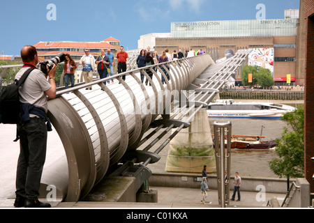 Die Millennium Bridge über die Themse führt, die Tate Modern Gallery, London, England, Stockfoto