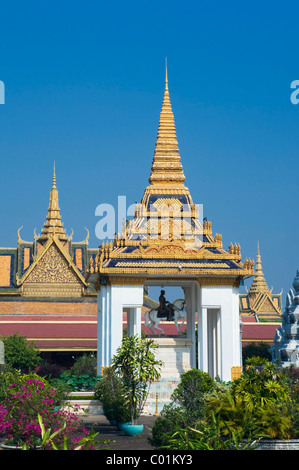 Reiterstandbild von König Norodom, Königspalast, Phnom Penh, Kambodscha, Indochina, Südostasien, Asien Stockfoto