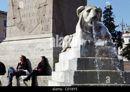 Ägyptische Löwenstatue in Piazza del Popolo, Rom, Italien Stockfoto
