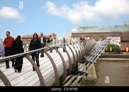 Die Millennium Bridge über die Themse führt, die Tate Modern Gallery, London, England, Stockfoto