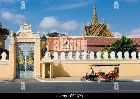 Tuk Tuk Taxi wartet außerhalb der Königspalast, Phnom Penh, Kambodscha, Indochina, Südostasien, Asien Stockfoto