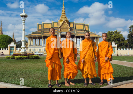 Buddhistische Mönche vor dem königlichen Palast, Phnom Penh, Kambodscha, Indochina, Südostasien, Asien Stockfoto