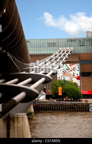 Die Millennium Bridge über die Themse führt, die Tate Modern Gallery, London, England, Stockfoto