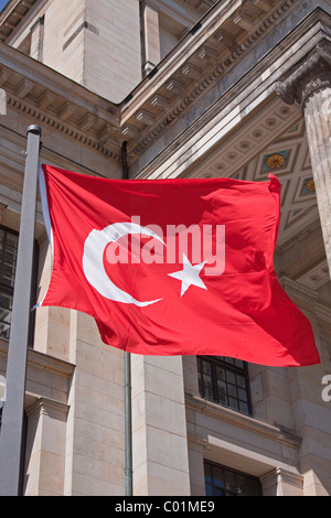 Türkische Flagge vor dem Konzerthaus Berlin Konzert Veranstaltungsort, Gendarmenmarkt, Mitte Bezirk, Berlin, Deutschland, Europa Stockfoto