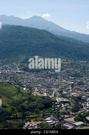 Guatemala. Amatitlán Stadt und Vulkans Pacaya. Stockfoto