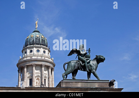 Statue des Genies der Musik Reiten auf einem Panther auf dem Dach des Konzerthauses Berlin, Kuppel des französischen Dom auf Rückseite Stockfoto