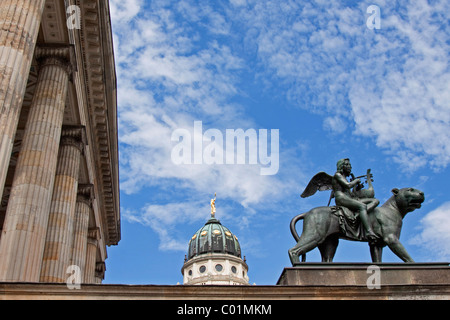 Statue, Panther mit der Genius der Musik auf das Konzerthaus Berlin, Kuppel des französischen Doms auf Rückseite, Gendarmenmarkt Stockfoto