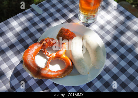 Bayerische Weißwurst Kalbfleisch Würstchen und Brezeln, Upper Bavaria, Bayern, Deutschland, Europa Stockfoto